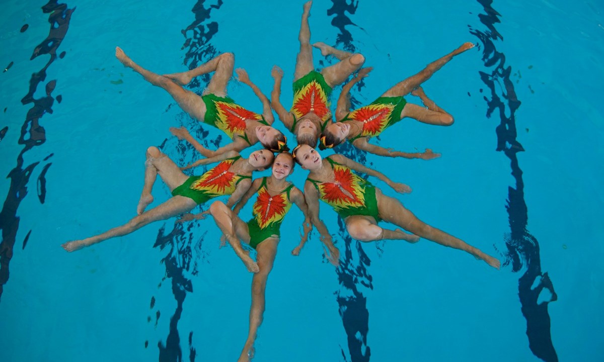 Kunst svømmere i vandet med det ene ben bøjet