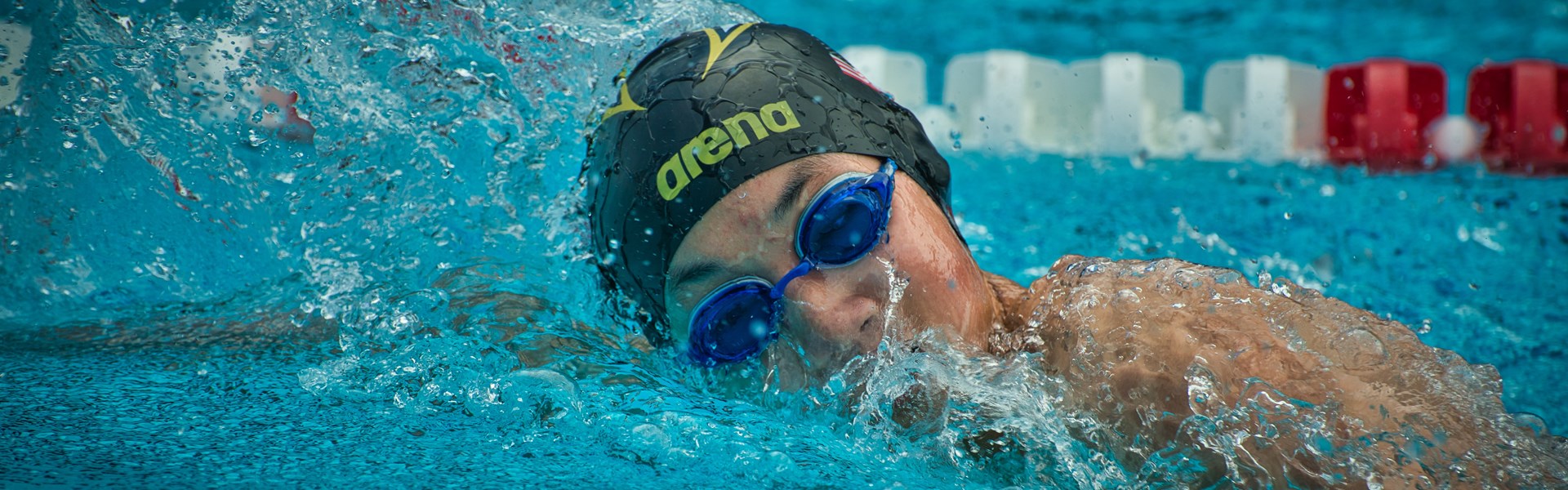 Dreng side af hovedet i vandet