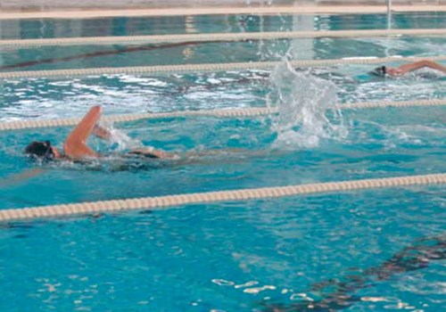 Konkujrrence - svømmere på bane ved siden af hinanden